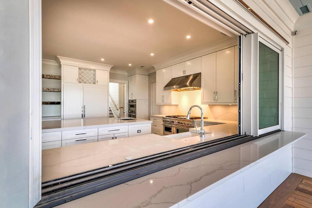 جزيرة النخيل New Waterfront Home With Deep Water Dock المظهر الخارجي الصورة
