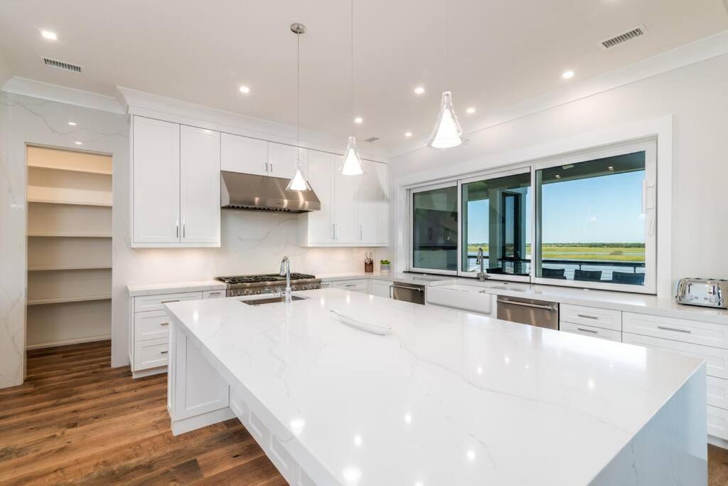 جزيرة النخيل New Waterfront Home With Deep Water Dock المظهر الخارجي الصورة