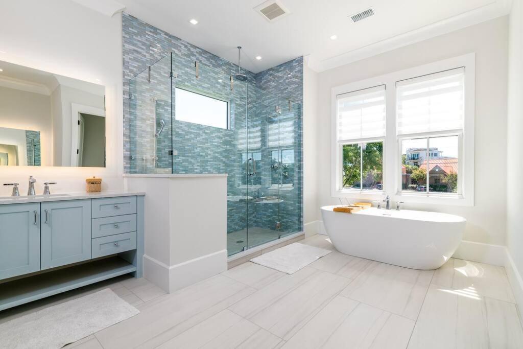 جزيرة النخيل New Waterfront Home With Deep Water Dock المظهر الخارجي الصورة